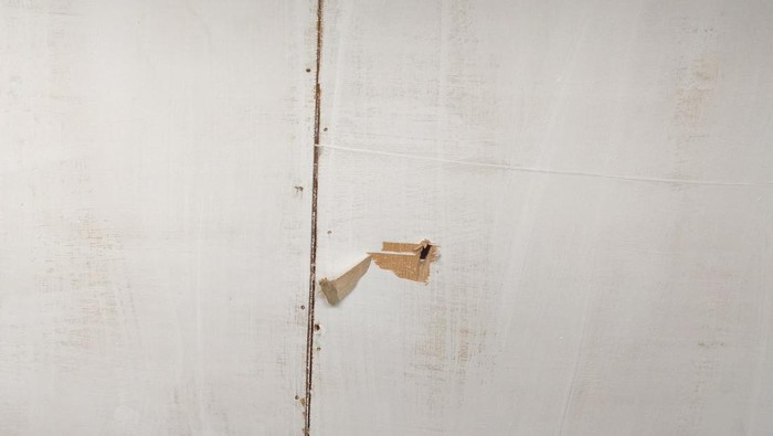 Pemilik rumah di Ciracas, Jaktim, Hamidah (50), cerita detik-detik temukan peluru nyasar tembus plafon dan jatuh dekat anaknya.