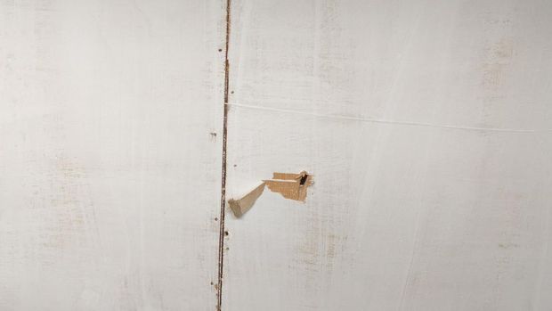 Pemilik rumah di Ciracas, Jaktim, Hamidah (50), cerita detik-detik temukan peluru nyasar tembus plafon dan jatuh dekat anaknya.
