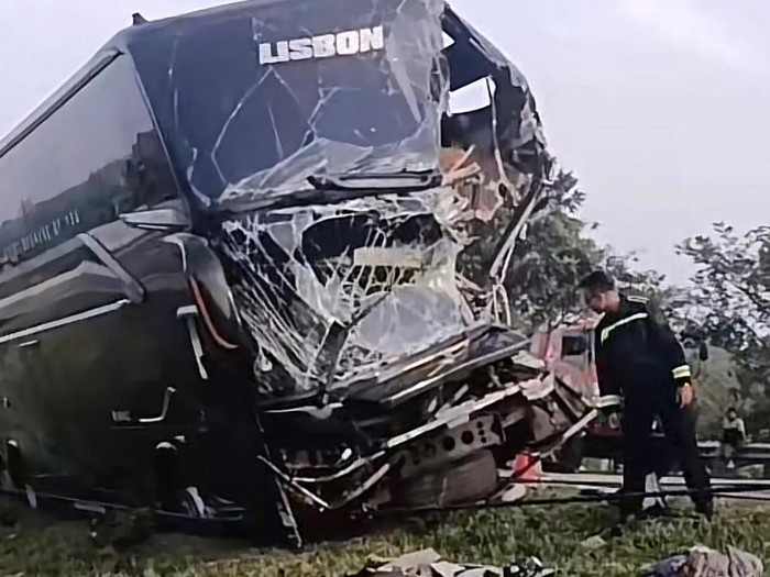 Penampakan bus yang mengalami kecelakaan di Tol Cipali