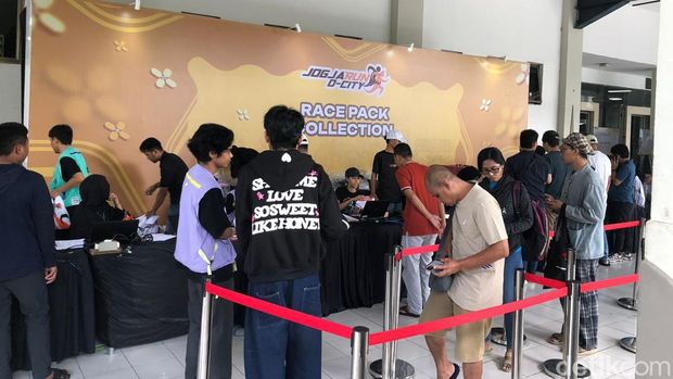 Pengambilan race pack peserta Jogja Run D-City 2026 di Jogja Expo Center (JEC), Bantul, Sabtu (23/5/2026).