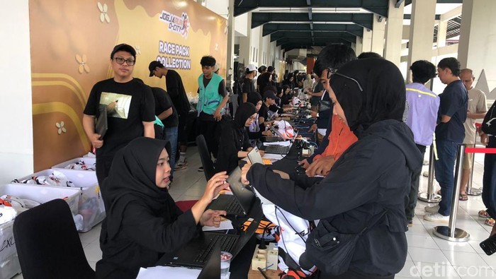 Pengambilan race pack peserta Jogja Run D-City 2026 di Jogja Expo Center (JEC), Bantul, Sabtu (23/5/2026).