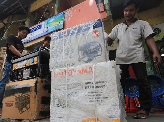 Pedagang mengangkat mesin pembangkit jaringan listrik generator set (genset) seusai dibeli di salah satu tempat penjualan genset Meulaboh, Aceh Barat, Aceh, Sabtu (23/5/2026). Para pedagang mengaku penjualan pembangkit listrik generator set (genset) dengan daya 1.000 hingga 7.000 ribu watt mengalami peningkatan dari biasanya dua genset menjadi 45 genset per hari akibat dampak pemadaman listrik yang dipicu gangguan pada sistem transmisi interkoneksi Saluran Udara Tegangan Tinggi (SUTET) 275 kV lintas Sumatera. ANTARA FOTO/Syifa Yulinnas/foc.