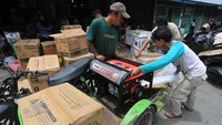 Meningkatnya pembelian genset dipicu kekhawatiran masyarakat terhadap pemadaman listrik berkepanjangan. Banyak warga dan pelaku usaha memilih membeli genset sebagai sumber listrik cadangan agar aktivitas rumah tangga maupun usaha tetap berjalan. ANTARA FOTO/SYIFA YULINNAS