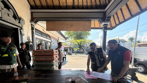 Penyerahan barang bukti hewan dan biota laut tanpa dokumen resmi di Pelabuhan Gilimanuk kepada pihak Karantina Gilimanuk, Jumat (22/5/2026).
