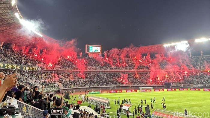 Pendukung Persebaya pesta flare setelah mengalahkan Persik di Stadion Gelora Bung Tomo