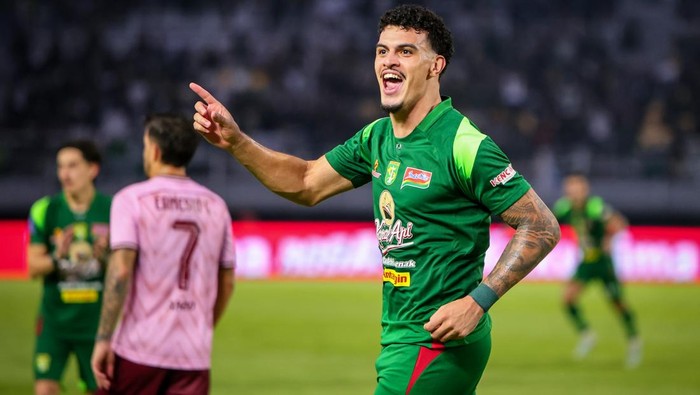 Pesepak bola Persebaya Surabaya Gustavo Fernandes berselebrasi usai mencetak gol ke gawang Persik Kediri saat pertandingan BRI Super League di Stadion Gelora Bung Tomo, Surabaya, Jawa Timur, Sabtu (23/5/2026). Persebaya menang atas Persik Kediri dengan skor 5-0. ANTARA FOTO/Rizal Hanafi/agr