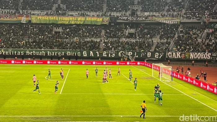 Persebaya vs Persik di Stadion GBT Surabaya
