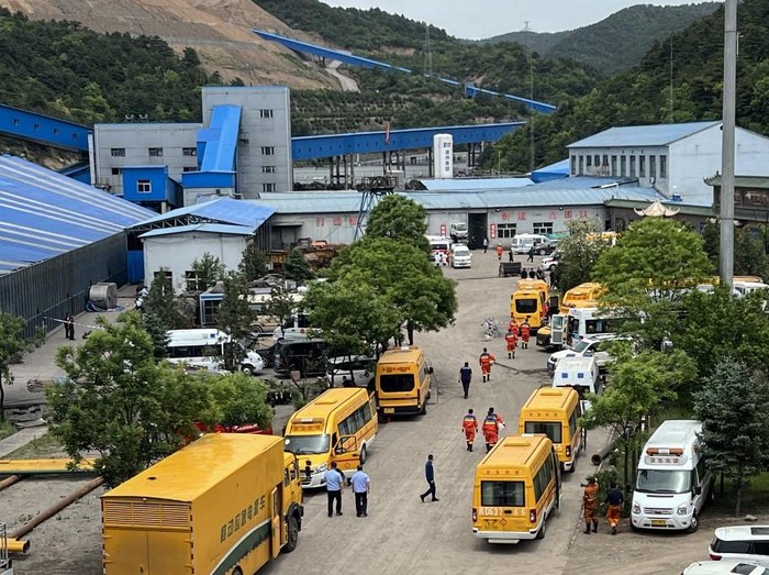 Personel dan kendaraan darurat China tiba di area tambang batu bara Liushenyu di Provinsi Shanxi, China, usai ledakan terjadi (AFP/CNS) 