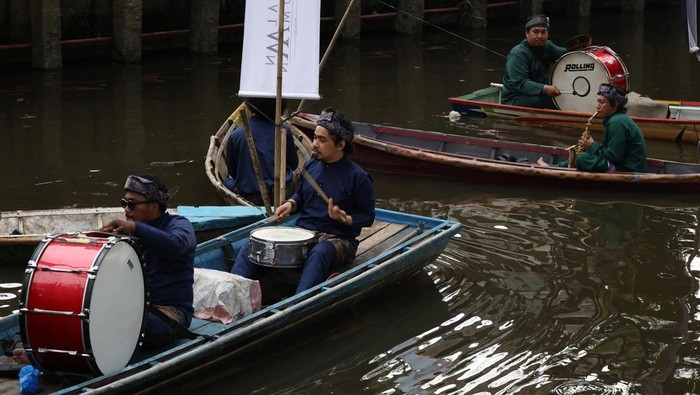 Anggota grup Tanjidor Sumber Rezeki memainkan alat musik di atas sampan saat pertunjukan tanjidor di Parit Sungai Jawi, Pontianak, Kalimantan Barat, Jumat (22/5/2026). Komunitas seni Balaan Tumaan bersama sejumlah jaringan kelompok seni menginisiasi pertunjukan musik tradisional tersebut dan merupakan bagian dari Habe Fest untuk mengangkat kembali sejarah sungai sebagai identitas Kota Pontianak. ANTARA FOTO/Jessica Wuysang/tom.