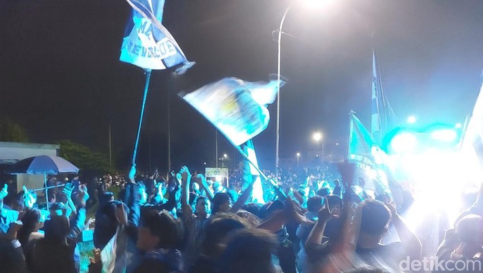 Pesta juara di Stadion Watubelah Cirebon.