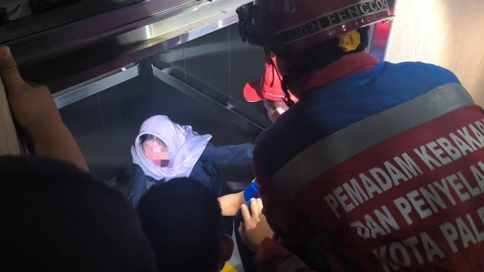 Petugas mengevakuasi mahasiswi yang terjebak di lift kampus saat listrik di Sumatera padam