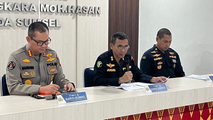 Plt Kabid Dokes Polda Sumsel AKBP Dr Andrianto saat pers rilis di RS Bhayangkara Palembang