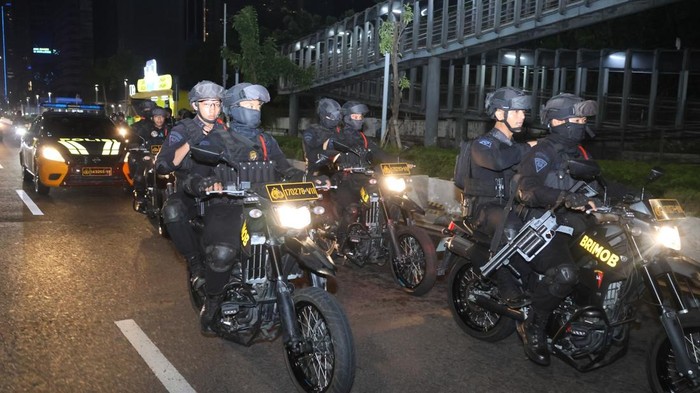 Polda Metro Jaya menggelar patroli mengantisipasi kejahatan jalanan di Ibu Kota, Sabtu (23/5/2026). Patroli melibatkan 140 personel gabungan dari Polri, TNI, dan Satpol PP.