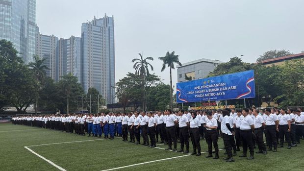 Polda Metro Jaya menggelar apel pencanangan pilah sampah dalam gerakan jaga Jakarta bersih dan asri di Polda Metro Jaya, Sabtu (23/5/2026).