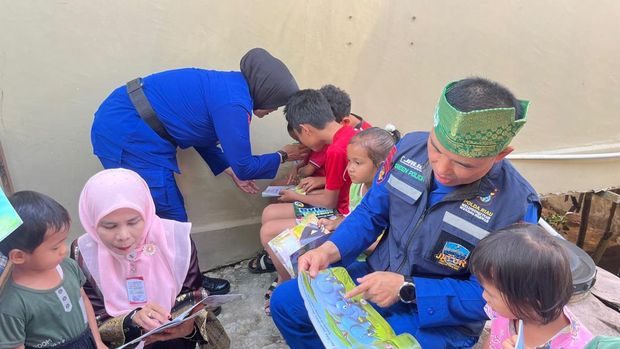 Polda Riau menghadirkan program JALUR di tengah-tengah masyarakat di Kota Pekanbaru. Polda Riau menghadirkan program JALUR di tengah-tengah masyarakat di Kota Pekanbaru.
