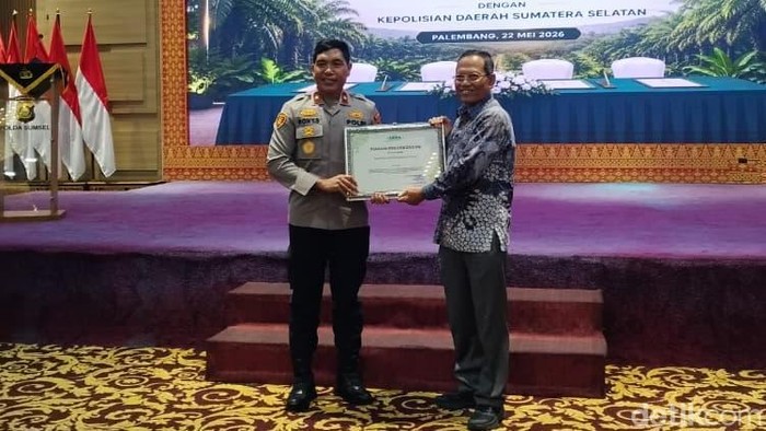 Polda Sumsel berikan penghargaan kepada perusahaan atas dedikasi pengendalian karhutla.
