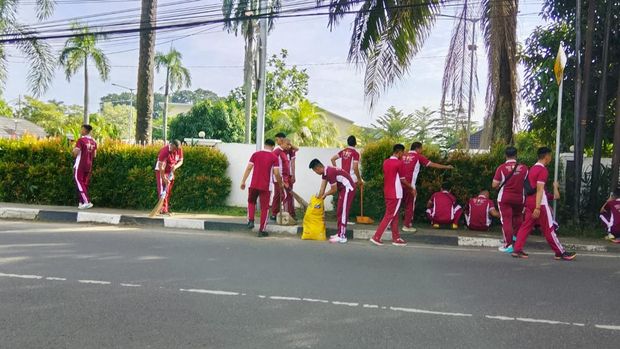 Polda Sumsel melaksanakan Gerakan Nasional Indonesia Asri dengan menanam 550 bibit pohon buah ditanam di 21 kawasan Aspol.