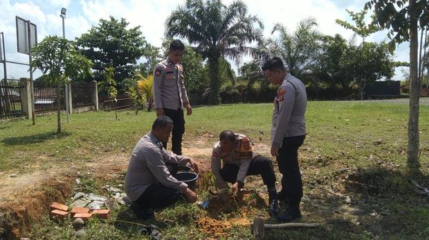 Polda Sumsel melaksanakan Gerakan Nasional Indonesia Asri dengan menanam 550 bibit pohon buah ditanam di 21 kawasan Aspol.