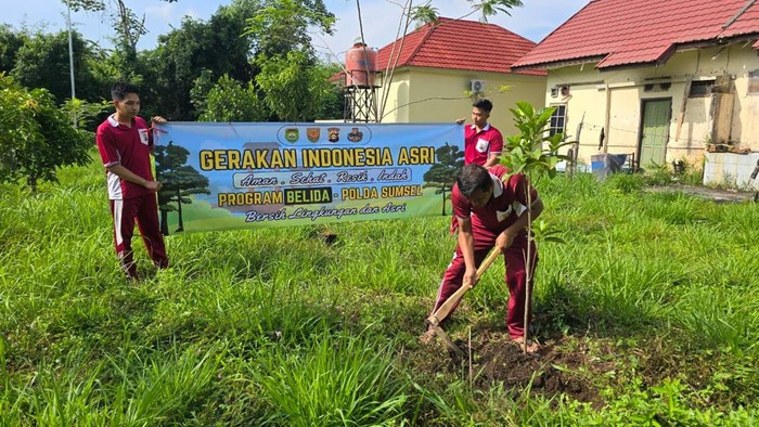 Polda Sumsel melaksanakan Gerakan Nasional Indonesia Asri dengan menanam 550 bibit pohon buah ditanam di 21 kawasan Aspol.