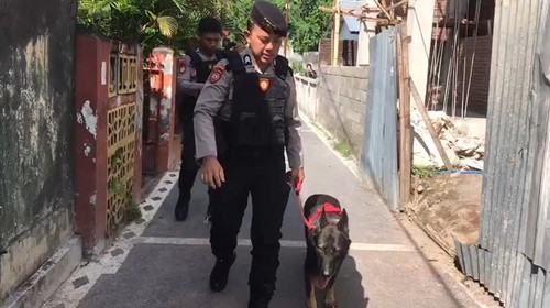 Polisi kerahkan anjing K9 untuk mencari bukti kasus dugaan pembunuhan mahasiswi Unram di Mataram, NTB, Sabtu (23/5/2026). (Foto: Dok. Istimewa)