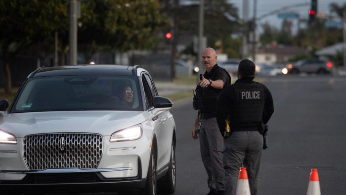 Polisi mengarahkan warga yang mengungsi akibat kebocoran tangki kimia di California, AS, pada Jumat (22/5) waktu setempat (AFP/BLAKE FAGAN)
