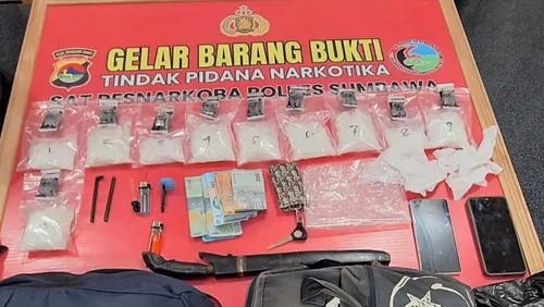 Polisi menyita barang bukti sabu dari dua anak asal Dompu yang ditangkap di Kabupaten Sumbawa, NTB. (Dok. Satresnarkoba Polres Sumbawa)