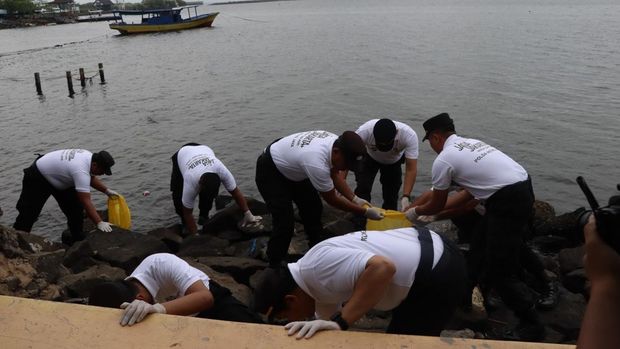 Polres Kepulauan Seribu menggelar Apel Pencanangan Jaga Jakarta Bersih dan Asr dan korve (kerja bakti) bersih-bersih hingga pemilahan sampah. (dok Istimewa)