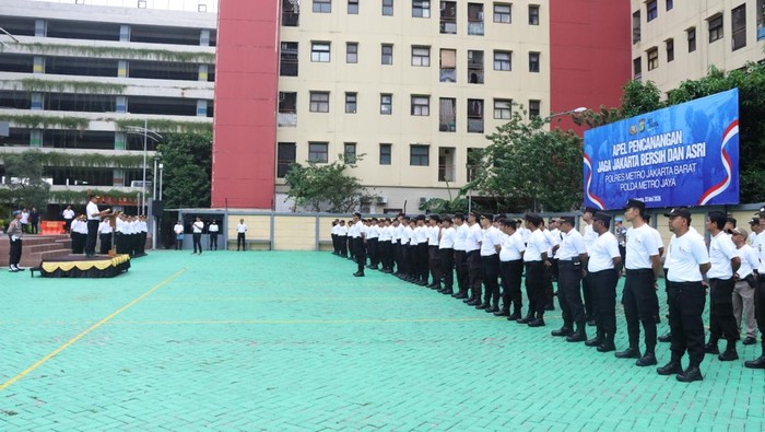 Polres Metro Jakarta Barat menggelar apel pencanangan program Jaga Jakarta Bersih dan Asri (dok.istimewa)