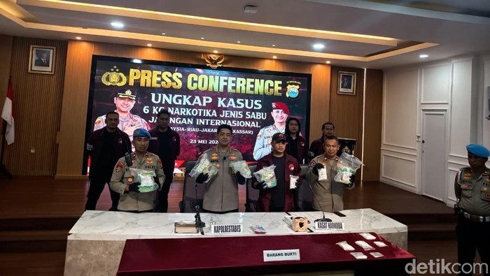 Satnarkoba Polrestabes Makassar ungkap jaringan narkoba Malaysia, menyita 6 kg sabu senilai Rp 12,1 miliar dan menangkap 7 tersangka
