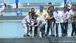 Momen Prabowo Panen Udang Bareng Penambak di Kebumen Jateng