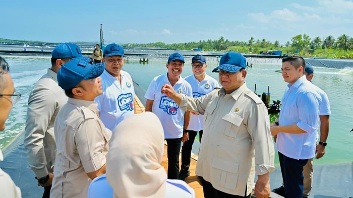 Presiden Prabowo menyaksikan panen raya udang di Kebumen, Jawa Tengah, Sabtu (23/5/2026).