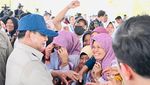 Momen Prabowo Panen Udang Bareng Penambak di Kebumen Jateng