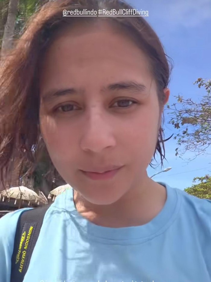 Prilly Latuconsina jadi rescue diver di Red Bull Cliff Diving.