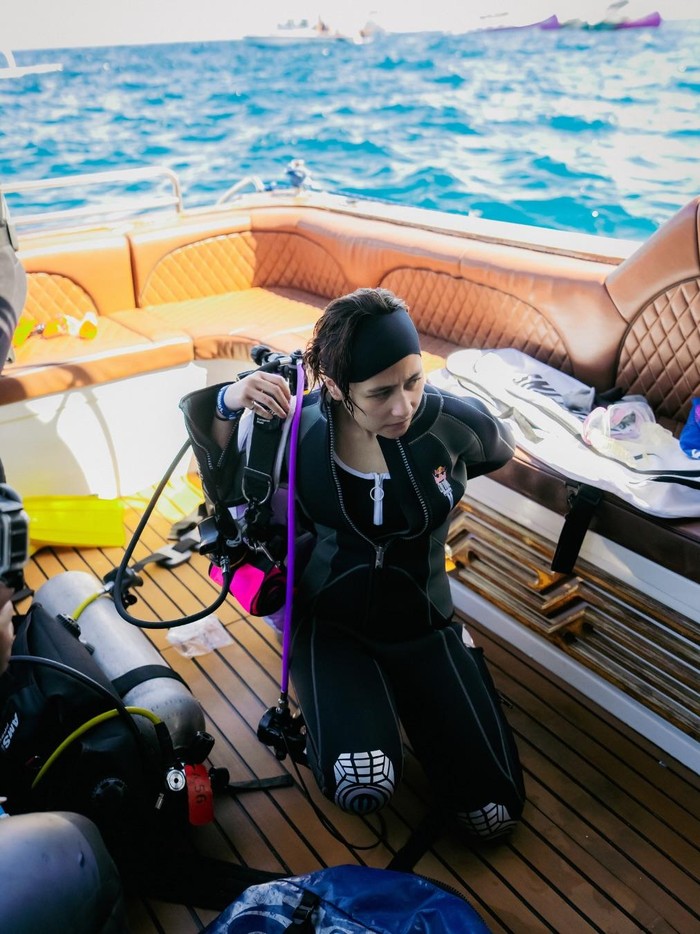 Prilly Latuconsina jadi rescue diver di Red Bull Cliff Diving.