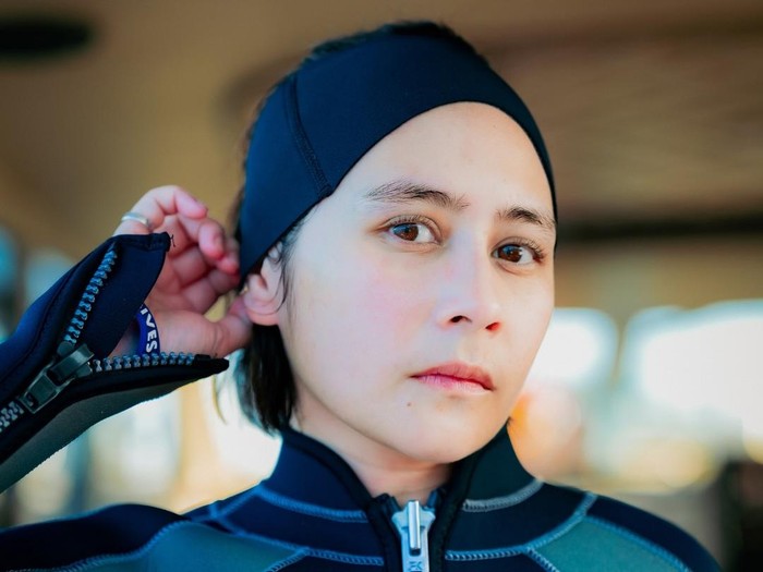 Prilly Latuconsina jadi rescue diver di Red Bull Cliff Diving.