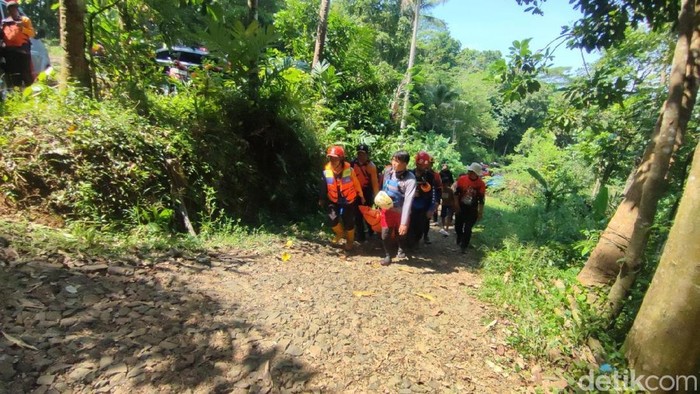 Proses evakuasi lansia yang diduga lompat dari Jembatan Cirahong yang ditemukan meninggal dunia.