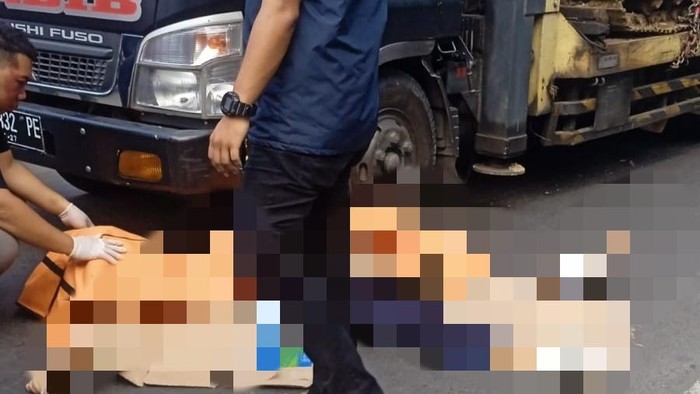 Remaja tewas terlindas truk di Sidoarjo.