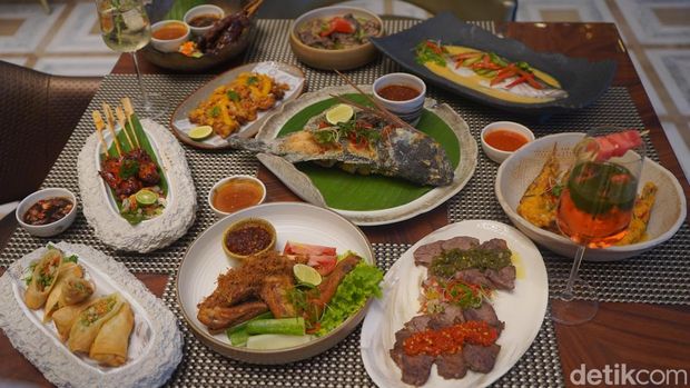 Sajian kuliner mewah untuk makan siang di Grand Restaurant The Trans Luxury Hotel Surabaya.