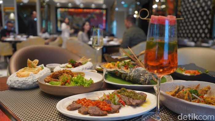 Sajian kuliner mewah untuk makan siang di Grand Restaurant The Trans Luxury Hotel Surabaya.
