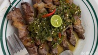 Tetapi salah satu menu andalannya adalah Sate Sapi Cabe ijo. Tampilannya mirip sate klathak khas Jogja yang ditusuk pake jeruji besi. Namun bahan dasar dagingnya saja yang berbeda dan disajikannya dengan tumisan cabe hijau segar. Foto: Detikcom / Atiqa Rana