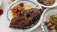 Menu lain yang tak boleh dilewatkan yaitu Buntut Bakar Maranggi (Rp 59.092). Buntut bakarnya cenderung manis dan smokey, tetapi ada jejak rasa gurih berempah. Iga bakar ini dilengkapi juga dengan kuah kaldu di wadah terpisah. Foto: Detikcom / Atiqa Rana