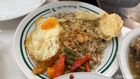 Selain nasi putih, Sate Pak Hartono juga menawarkan menu Nasi Goreng Cabe Hijau. Rasa gurih pedasnya pas, sehingga terasa nikmat di mulut. Nasinya juga disajikan bersama telur ceplok. Foto: Detikcom / Atiqa Rana