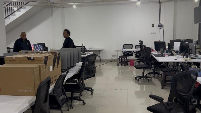 Momen Polda Jateng menggerebek kantor di Solo Baru, Sukoharjo, yang menjadi lokasi jaringan scammer internasional. Foto diunggah Sabtu (23/5/2026).