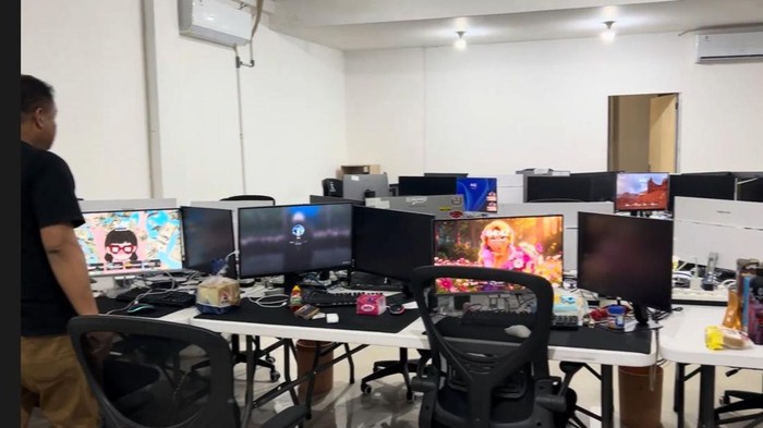 Momen Polda Jateng menggerebek kantor di Solo Baru, Sukoharjo, yang menjadi lokasi jaringan scammer internasional. Foto diunggah Sabtu (23/5/2026).