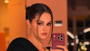 Look terbaru Selena Gomez di acara Rare Beauty langsung viral. Foto: Instagram/@rarebeauty @hungvanngo