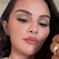 Selena diketahui telah lama berjuang melawan lupus. Penyakit autoimun tersebut mengharuskannya menjalani pengobatan tertentu yang dapat memengaruhi perubahan pada wajah dan tubuhnya. Foto: Instagram/@rarebeauty @hungvanngo