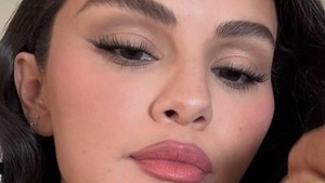 Soft glam Selena Gomez kali ini dipuji netizen habis-habisan. Foto: Instagram/@rarebeauty @hungvanngo