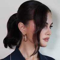 Sang makeup artist, Hung Vanngo, turut banjir pujian. Kreasi tangannya dianggap telah berhasil menyulap wajah Selena jadi lebih glowing dan cantik. Foto: Instagram/@rarebeauty @hungvanngo