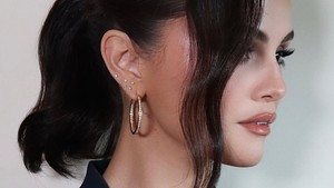 Rambut sleek dan makeup minimalis Selena sukses curi perhatian. Foto: Instagram/@rarebeauty @hungvanngo