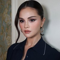 Banyak penggemar menyebut Selena terlihat semakin percaya diri, segar, dan memancarkan aura yang mengingatkan pada masa awal kariernya. Foto: Instagram/@rarebeauty @hungvanngo